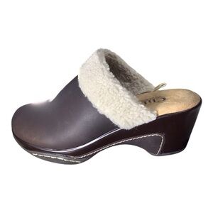 Cliffs by White Mountain Cozy Brown Clogs with Faux Fur Lining size 6